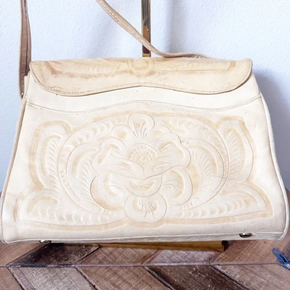 Avelar Hand Tooled Cream Leather Bag - Picture 4 of 11